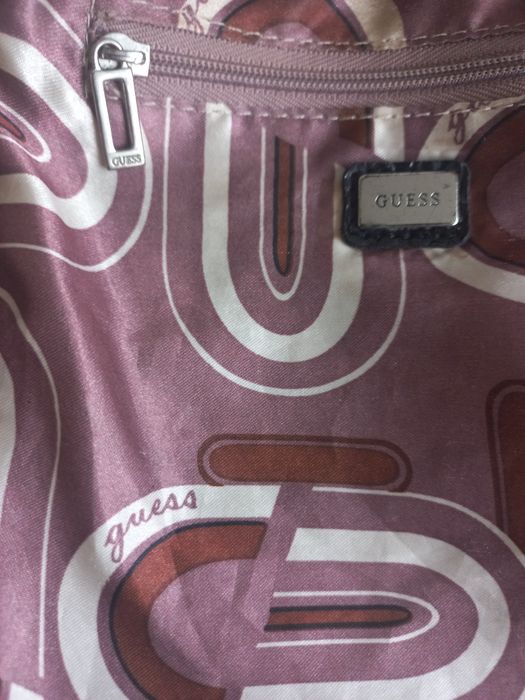 GUESS mała torebka listonoszka czarna pleciona przeplatana monogram