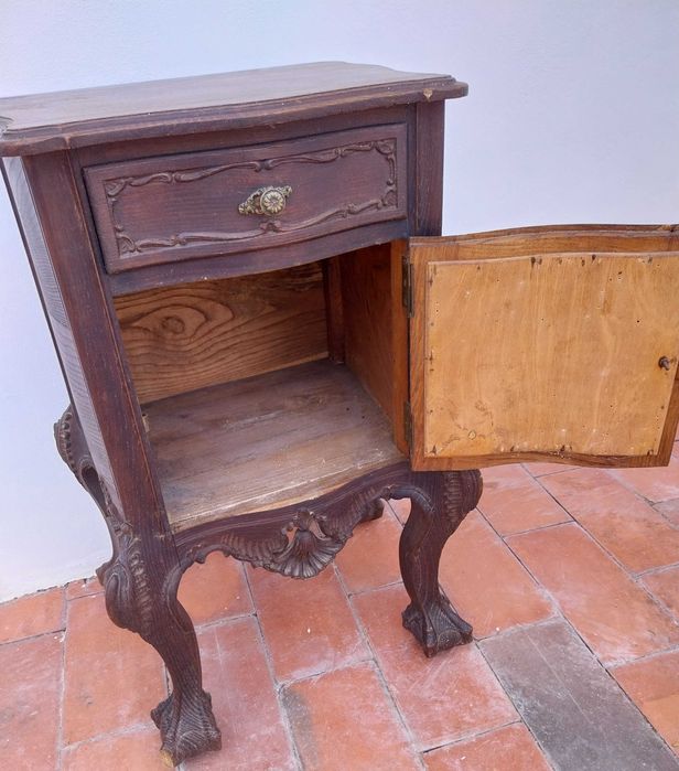 duas mesas de cabeceira estilo D. João V