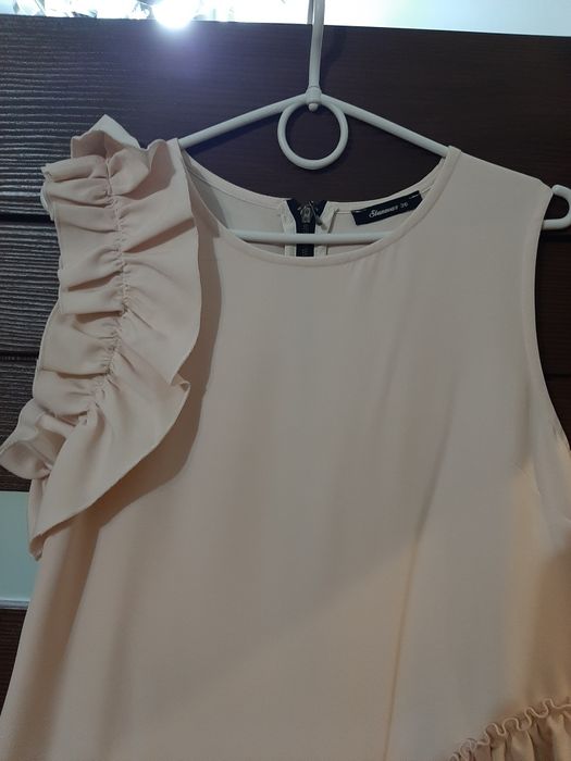 Sukienka beżowa z falbankami