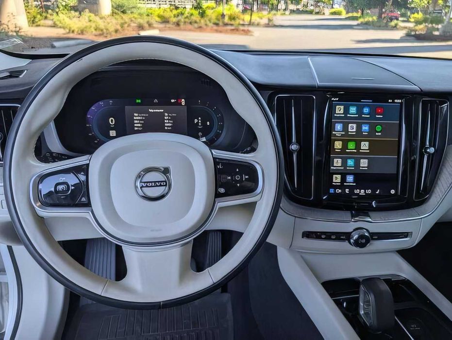Volvo XC60      2023