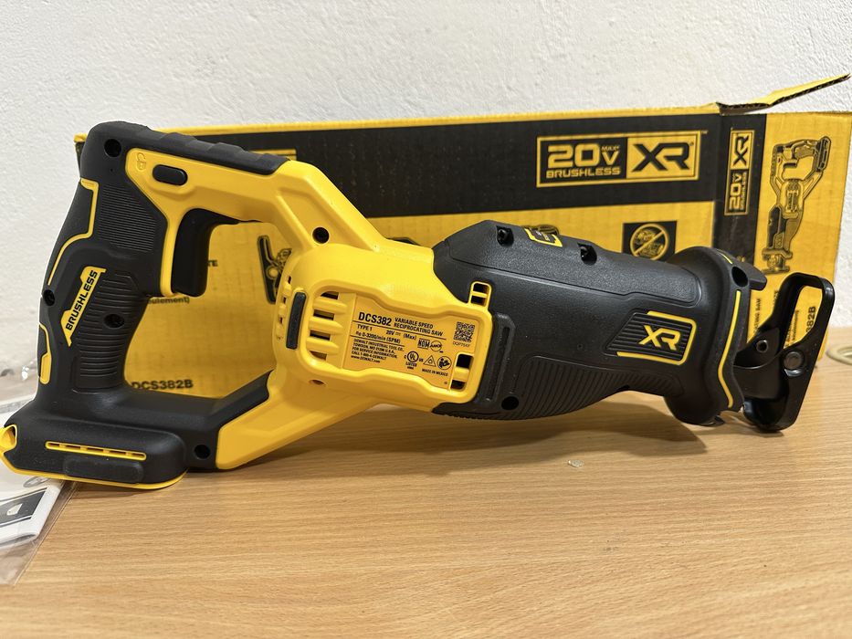 Акумуляторна безщіткова сабельна пила DEWALT DCS382B 20V MAX