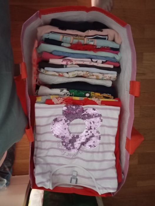 Roupa de menina em bom estado