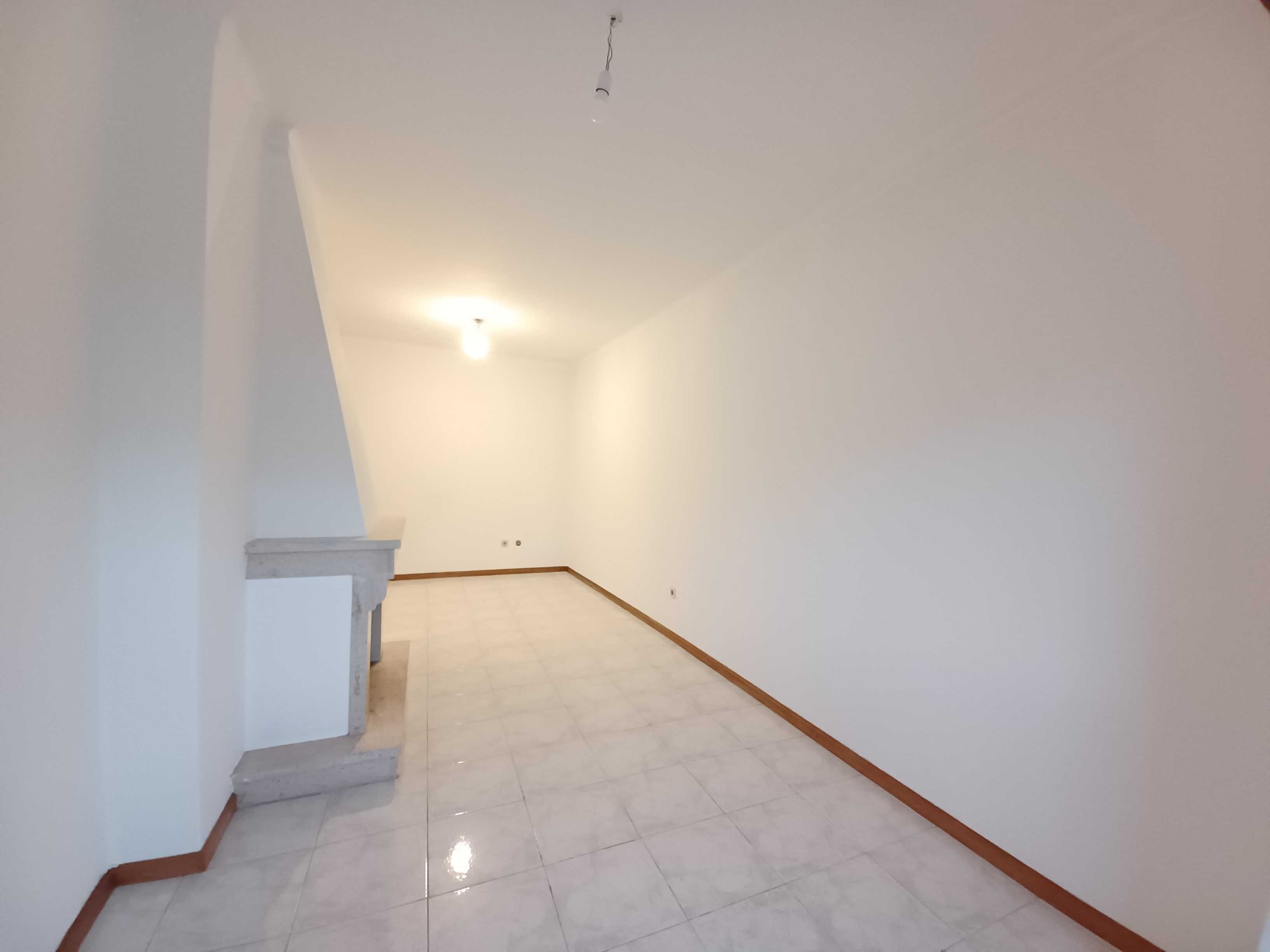 Apartamento T3 - Arrendamento - Mira de Aire