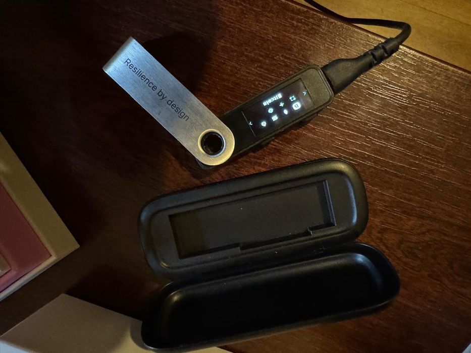 Ledger Nano Plus + оригінальний кейс ledger nano s case