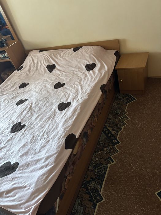 Ліжко, шафа, туалетний столик, дві приліжкові тумбочки