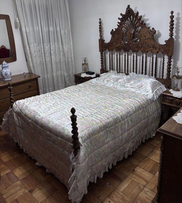 Cama em Madeira de Castanho