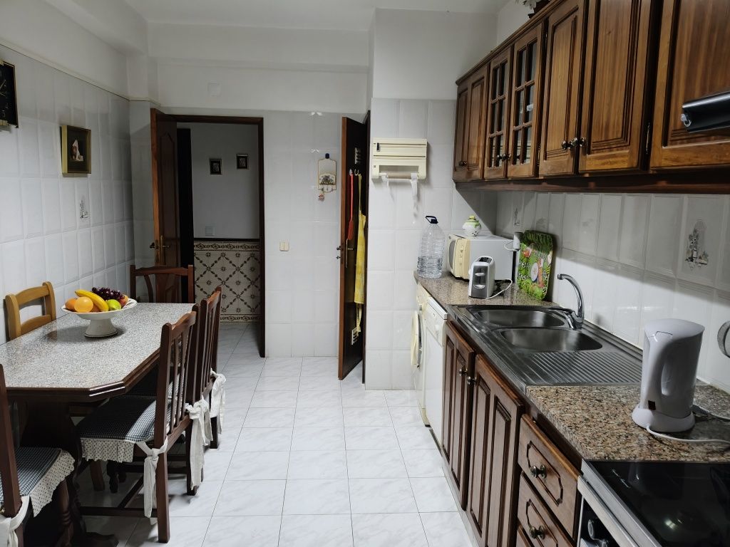 Apartamento T2 com boas áreas , Todo mobilado.
