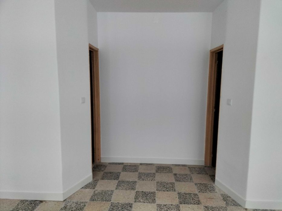 Loja sobranceira sobre a via pública