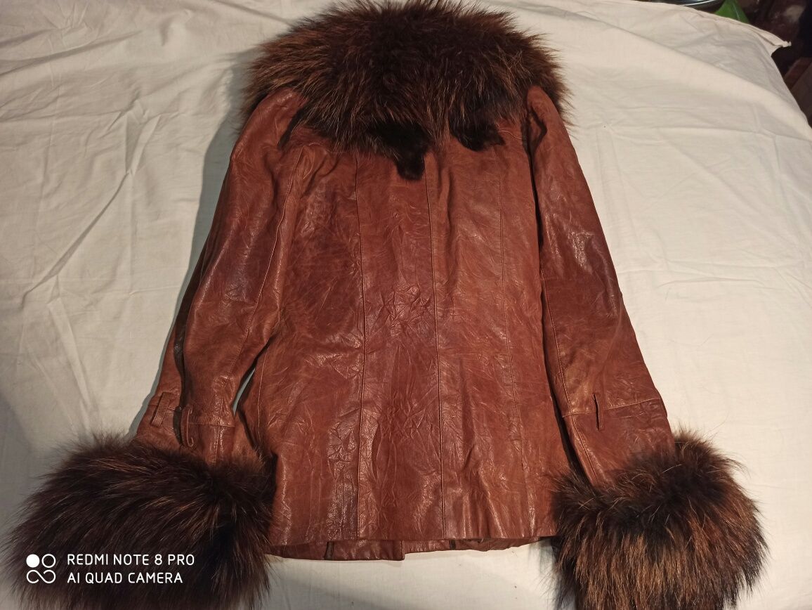 Куртка кожаная с мехом енота