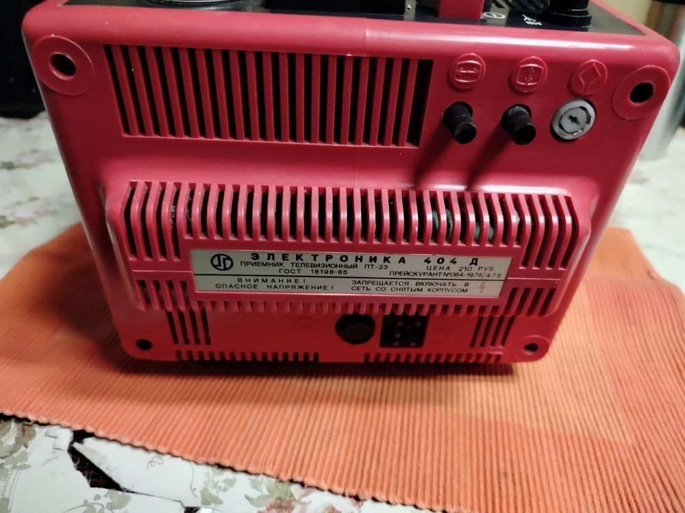Stary telewizorek z PRL-u do kolekcji
