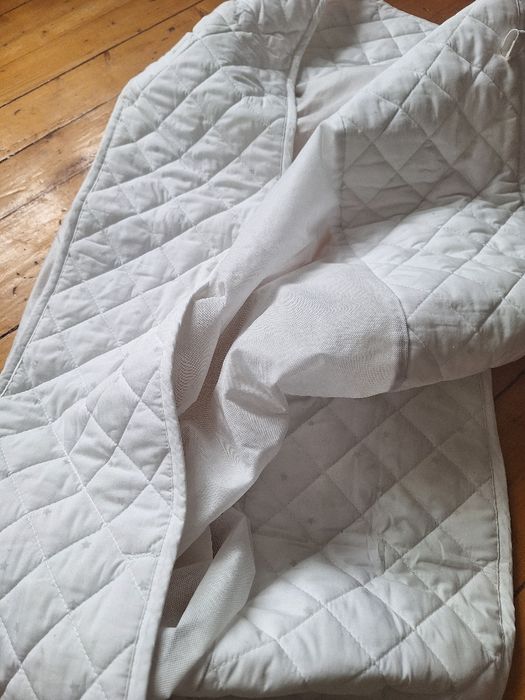 Ochraniacz do łóżeczka IKEA– Biały, pikowany, wyprawka dla dziecka