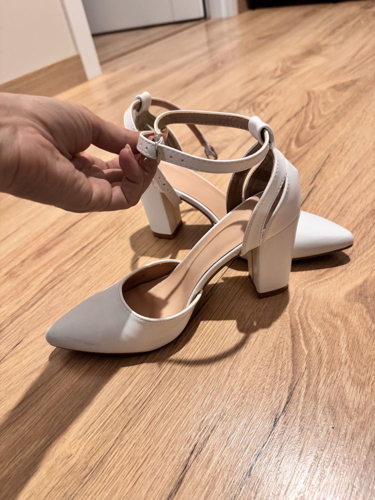 Buty ślubne białe