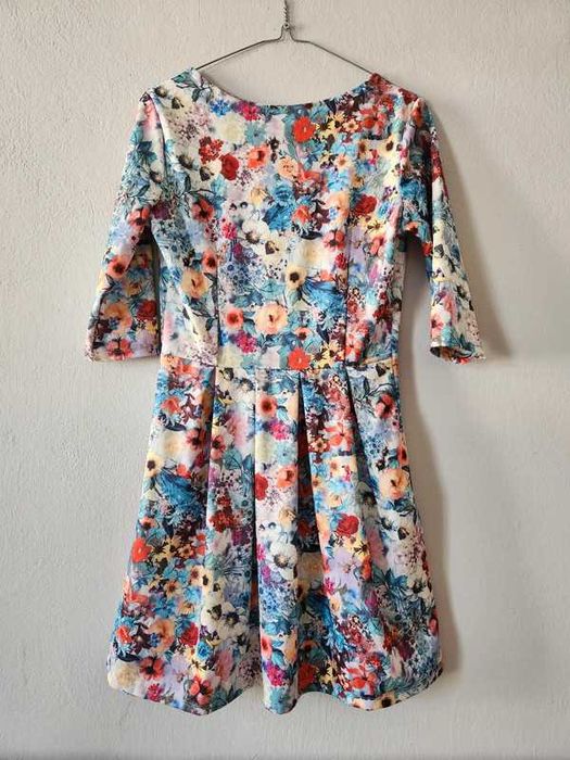 Kolorowa sukienka w kwiaty