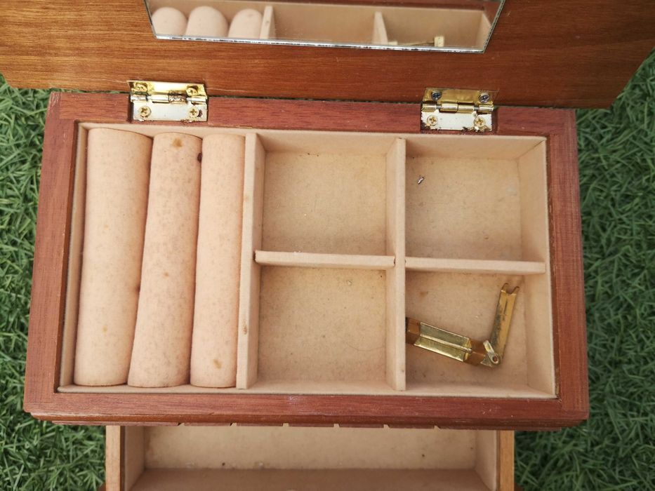 Guarda joia de madeira