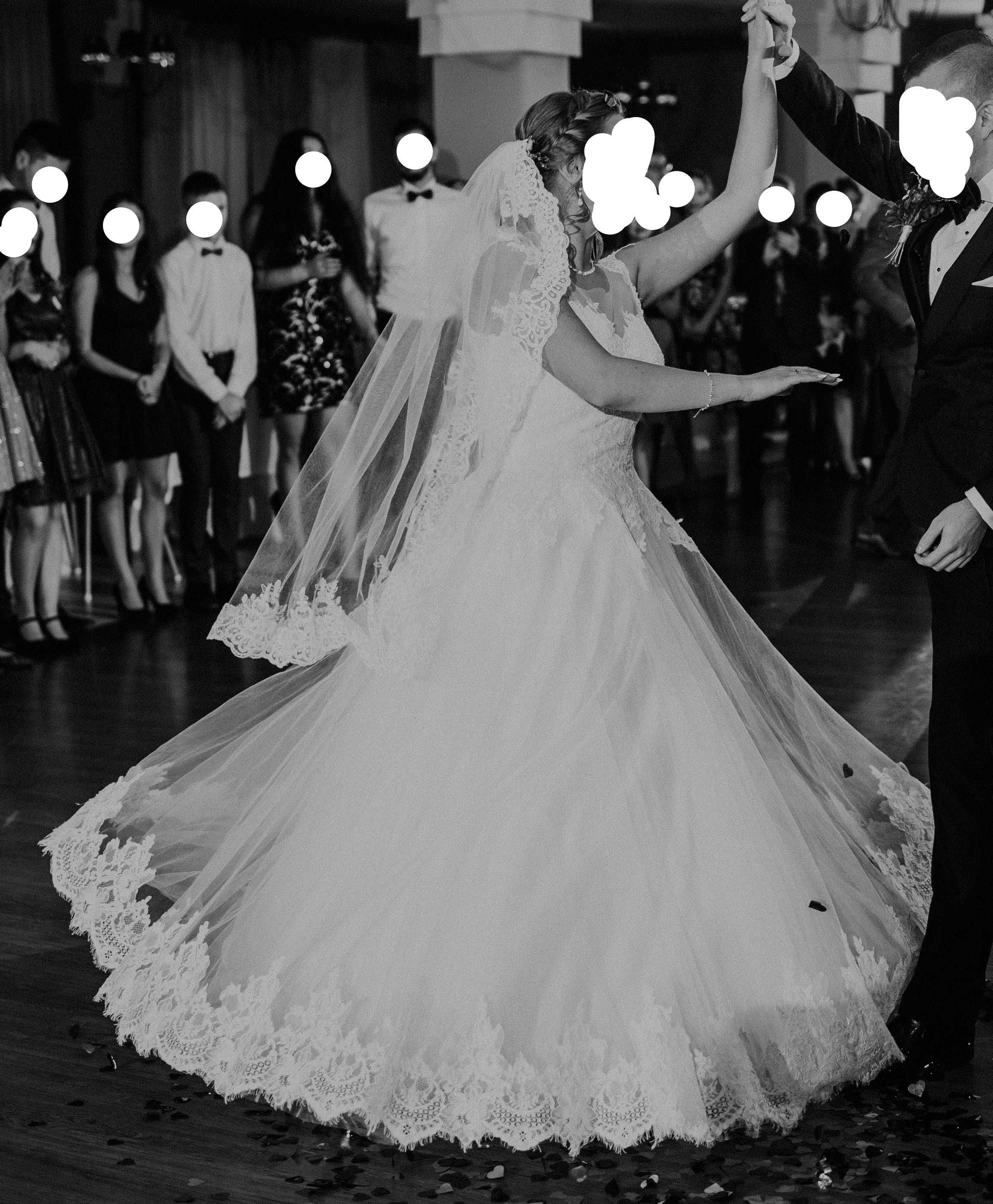 Piękna, koronkowa suknia ślubna r. 38