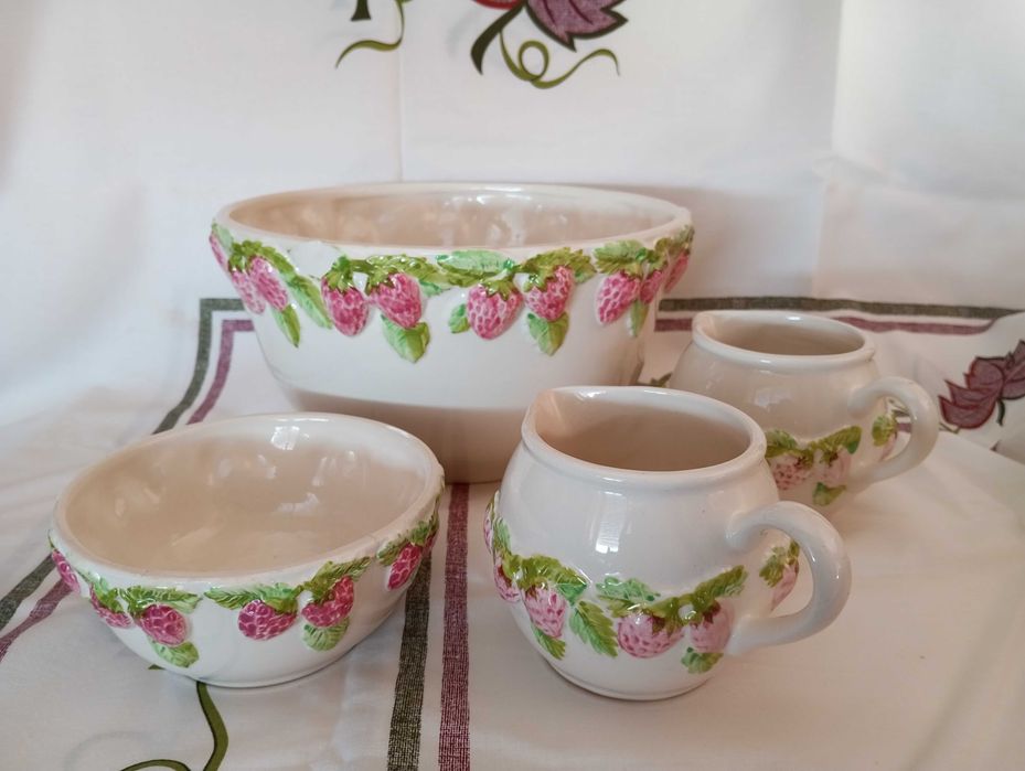 Conjunto 4 peças, decorado com morangos