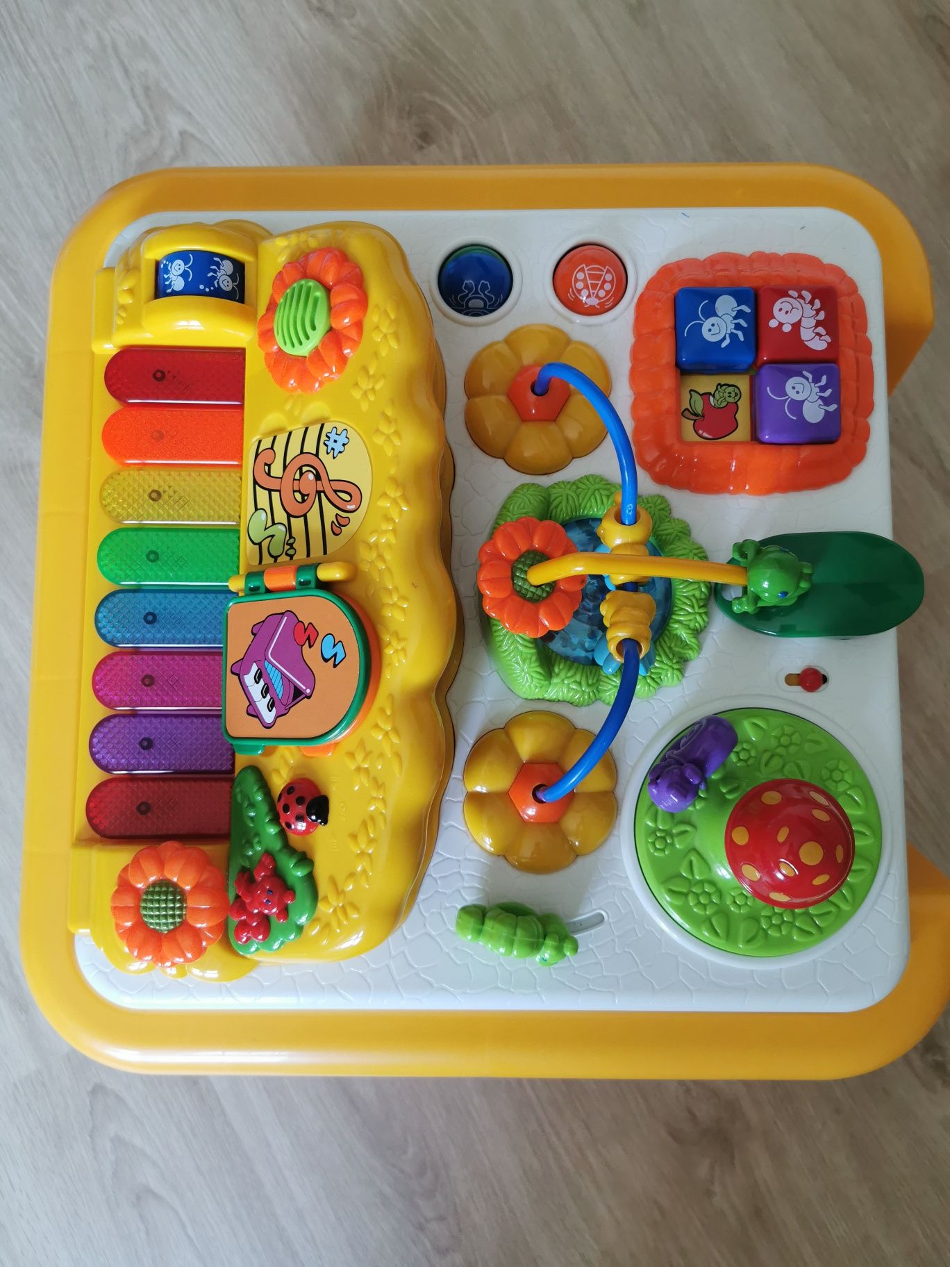 Mesa de Atividades Chicco 2-em-1 com Piano e Base de Construções