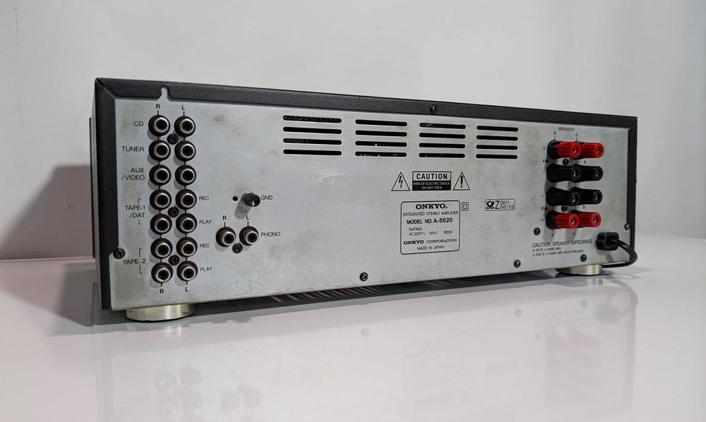 Підсилювач Onkyo A-8620, має 65 Вт/канал/транзисторний/4-16 Ом/Японія