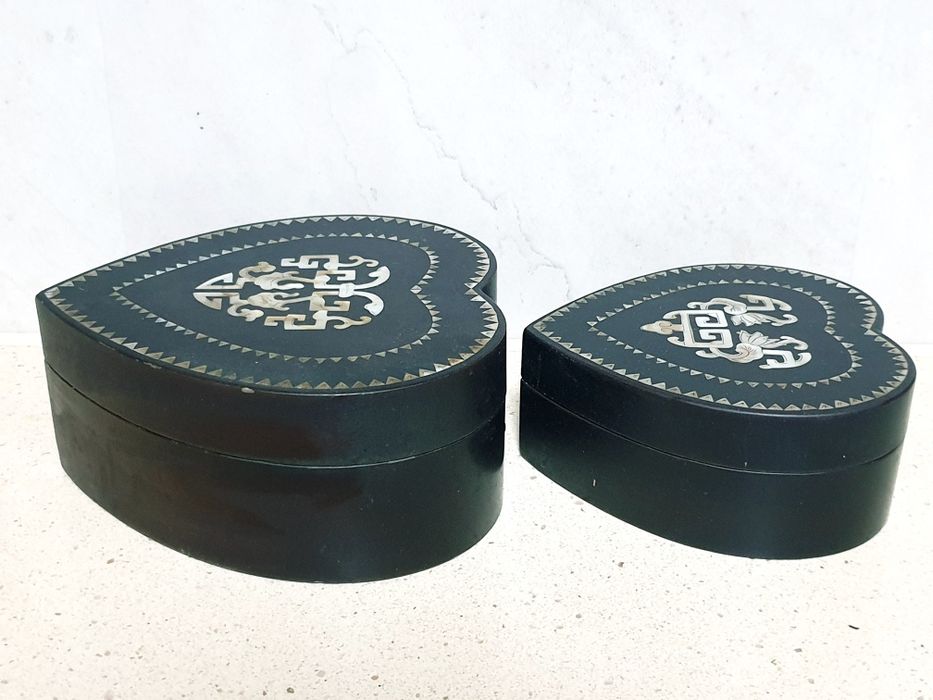 Conjunto de lindas antigas caixas corações asiaticos com madrepérola