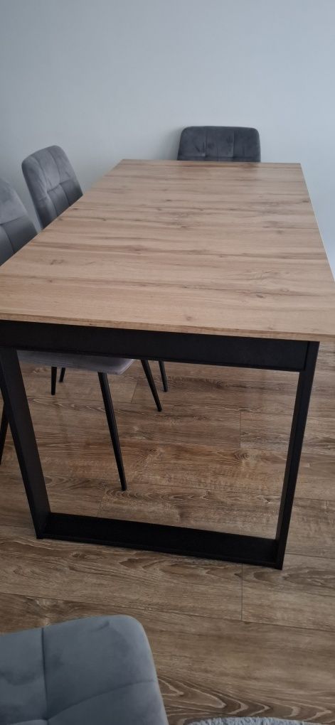 Piękny stół loftowy w chłodnym odcieniu rozkladany jak nowy