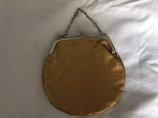 Złota mała torebka na srebrnym łańcuszku zapinana na bigiel