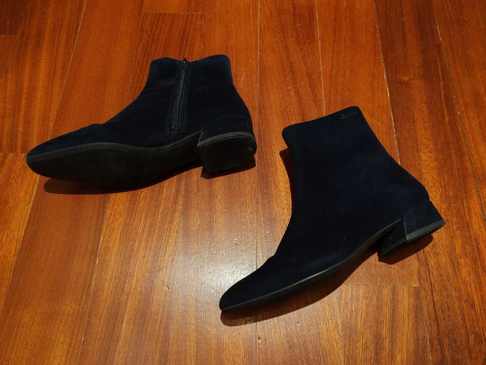 Botas azuis marinho em pele de camurça. Novas. Sem uso.