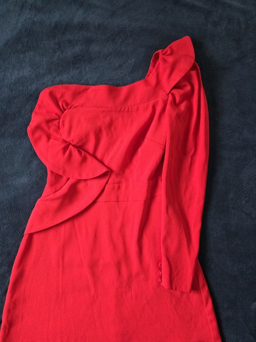 Czerowna sukienka lou Ayko na jedno ramię S 36