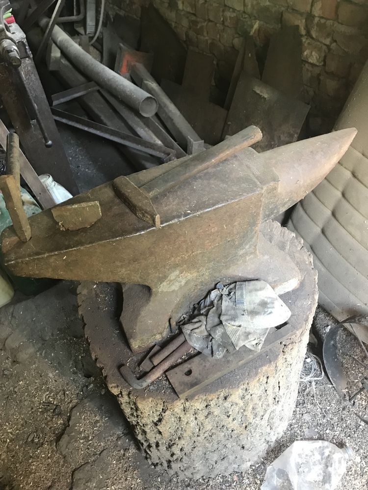 Кузня з наковадлом