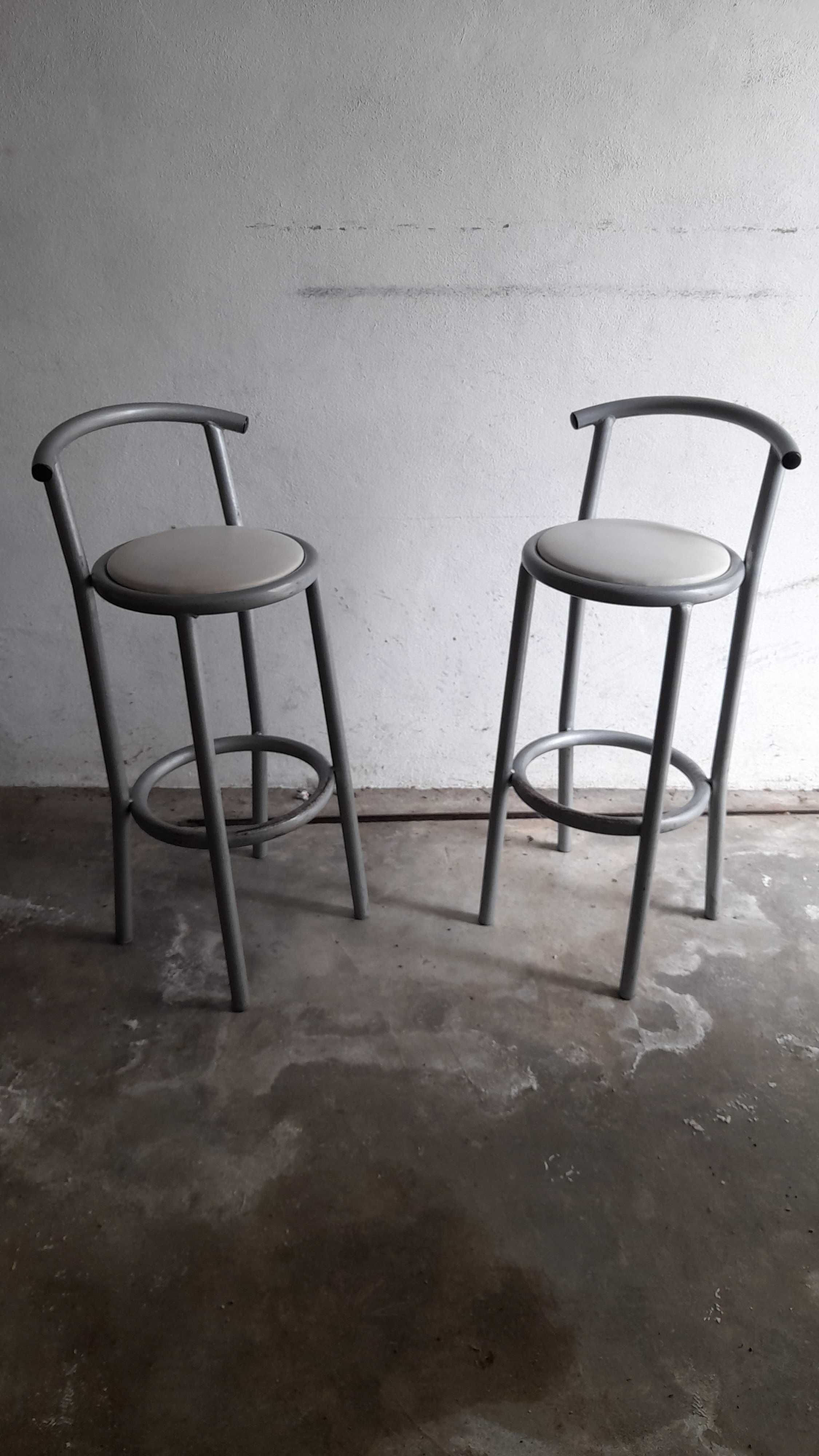 5 Bancos de balcão para bar.