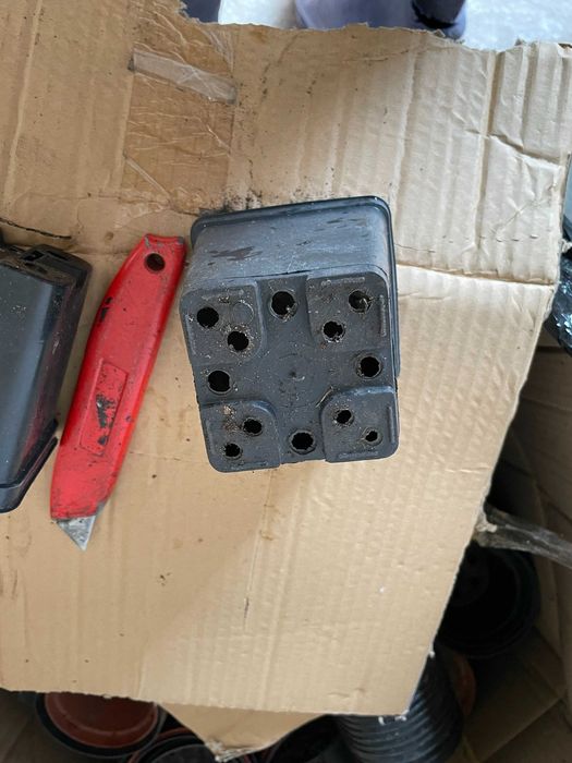 Sprzedam doniczki kwadratowe przemysłowe P 9: 05 litra pojemności.