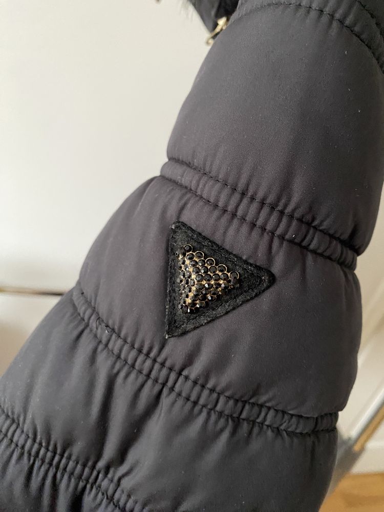Czarna zimowa puchowa kurtka Guess rozmiar S / M