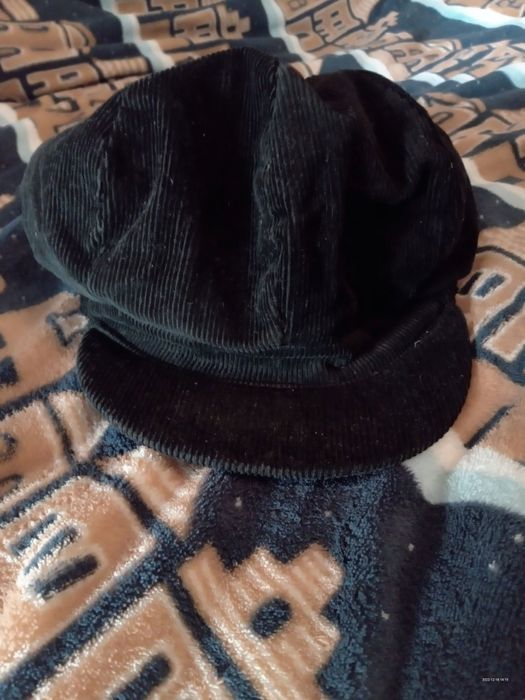 Sprzedam czarny beret rozmiar L w bardzo dobrym stanie