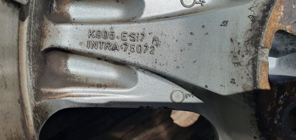 Felgi  aluminiowe 17" z oponami od opla omegi.