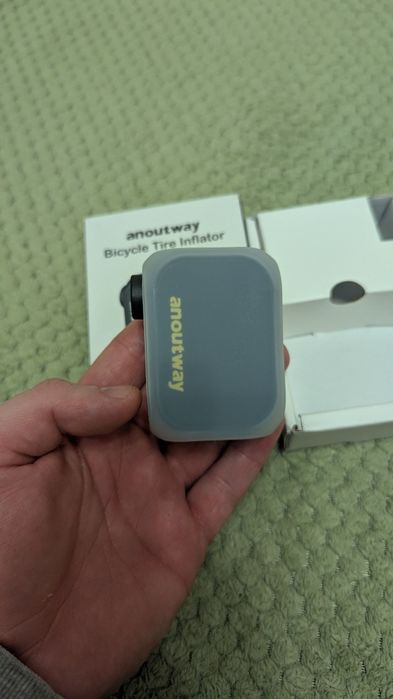 Міні електронасoc Anoutway AT1 заряджається через USB-C