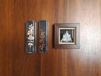 Pequena moldura e duas caixinhas antigas com decoração floral