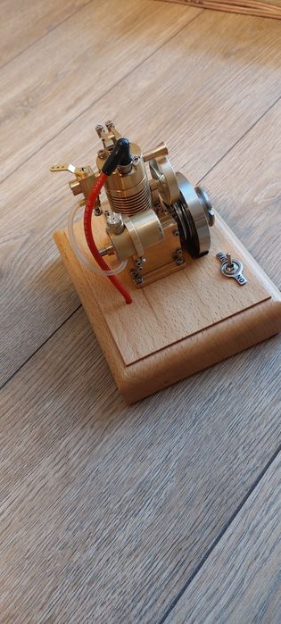 Model silnik czterosuwowy jednocylindrowy 1.6 cc z drewnianą podstawą