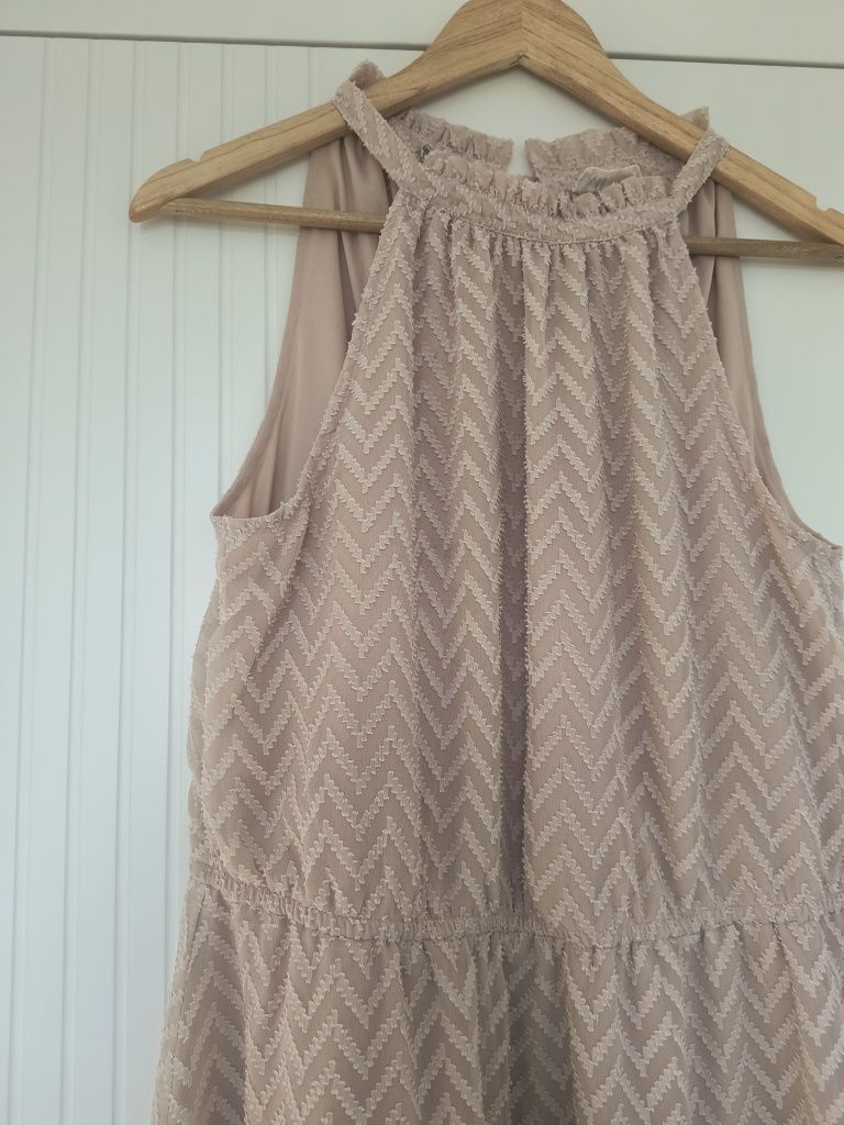 Pudrowa sukienka midi z dekoltem halter Reserved