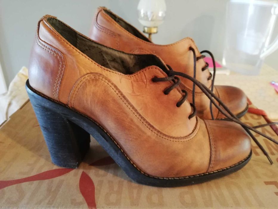 Sapatos em pele - Castanhos