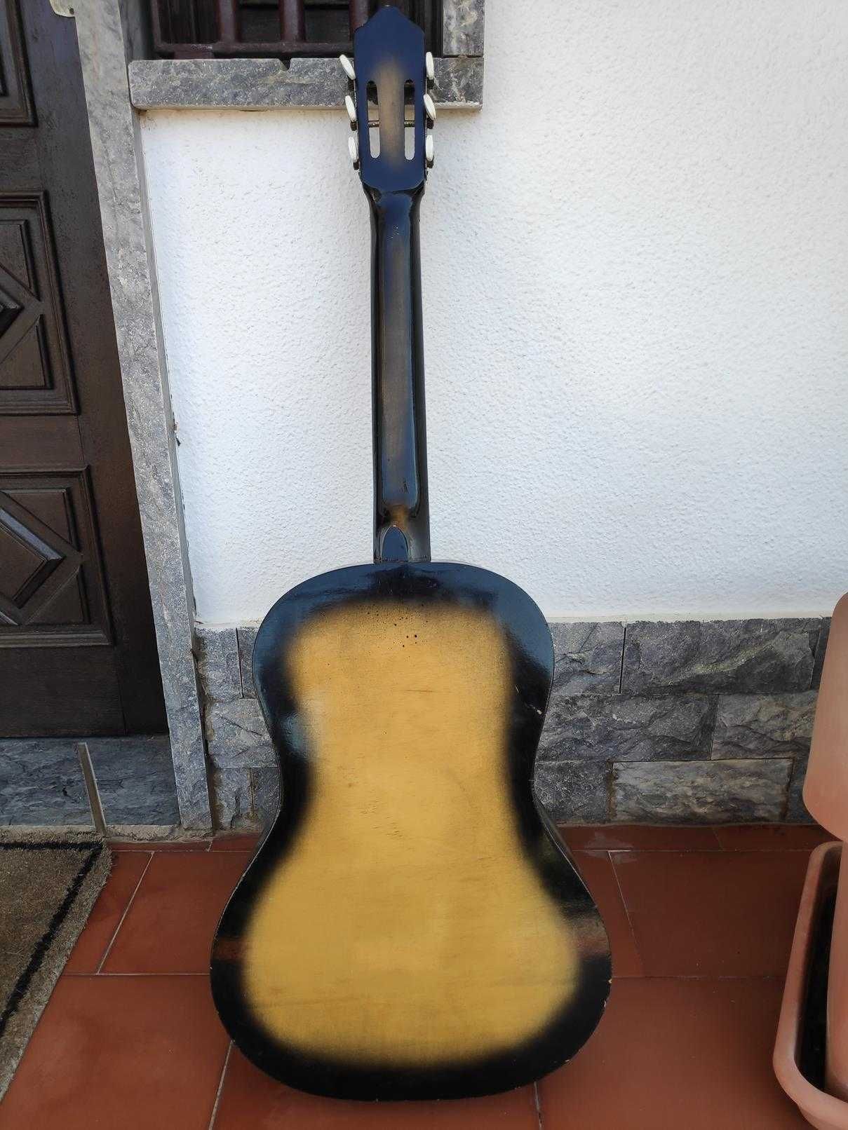 Guitarra acústica sem cordas