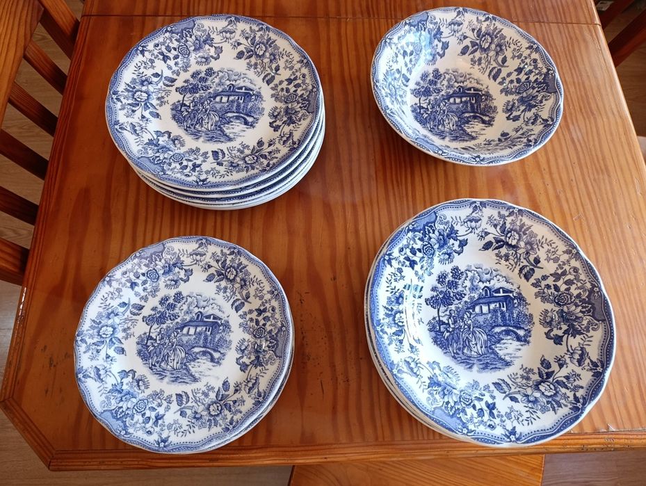 Conjunto de 6 pratos rasos/ sopa/ sobremesa e uma saladeira