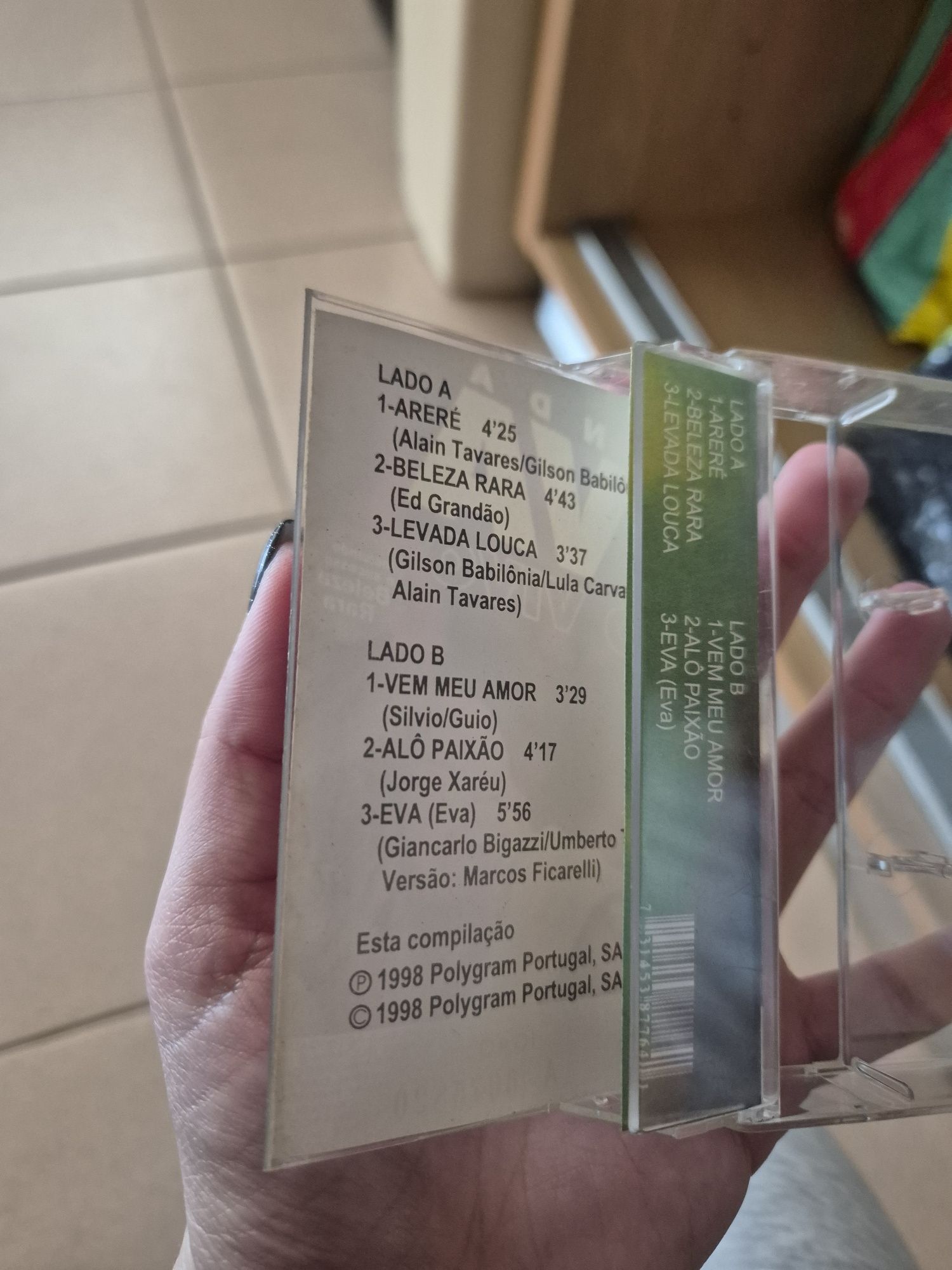 Várias cassetes de música