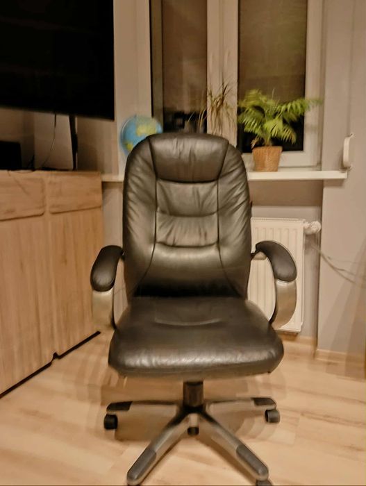 Fotel biurowy skórzany na kółkach – wygodny i elegancki