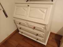 Escrivaninha em madeira pintada de branco