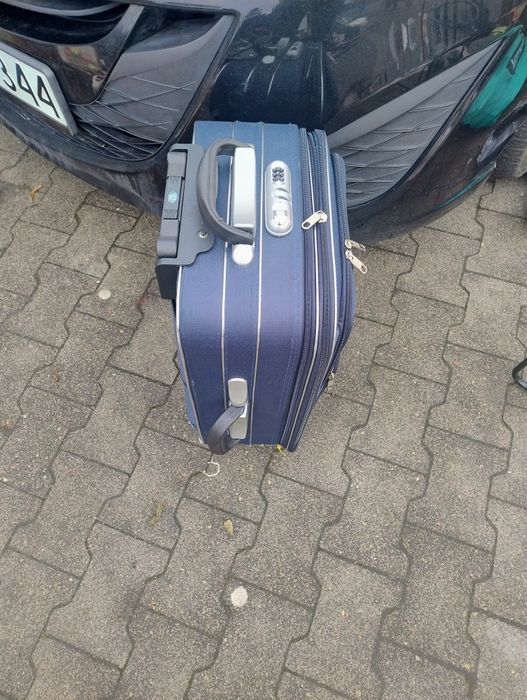 Turystyczna walizka niebieska