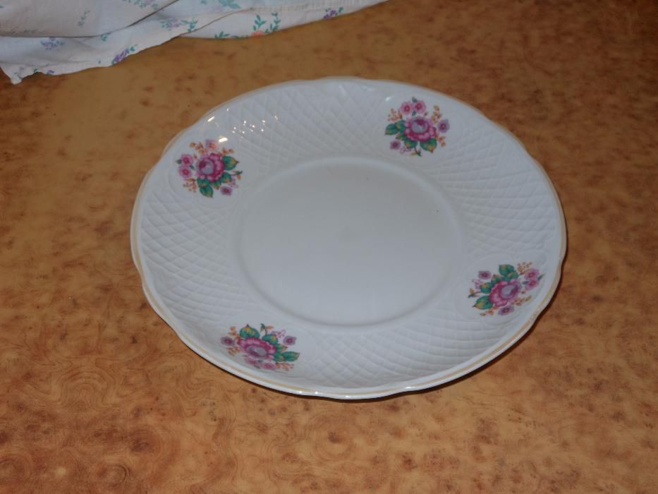 Блюдо мелкое новое, нежные цветы
