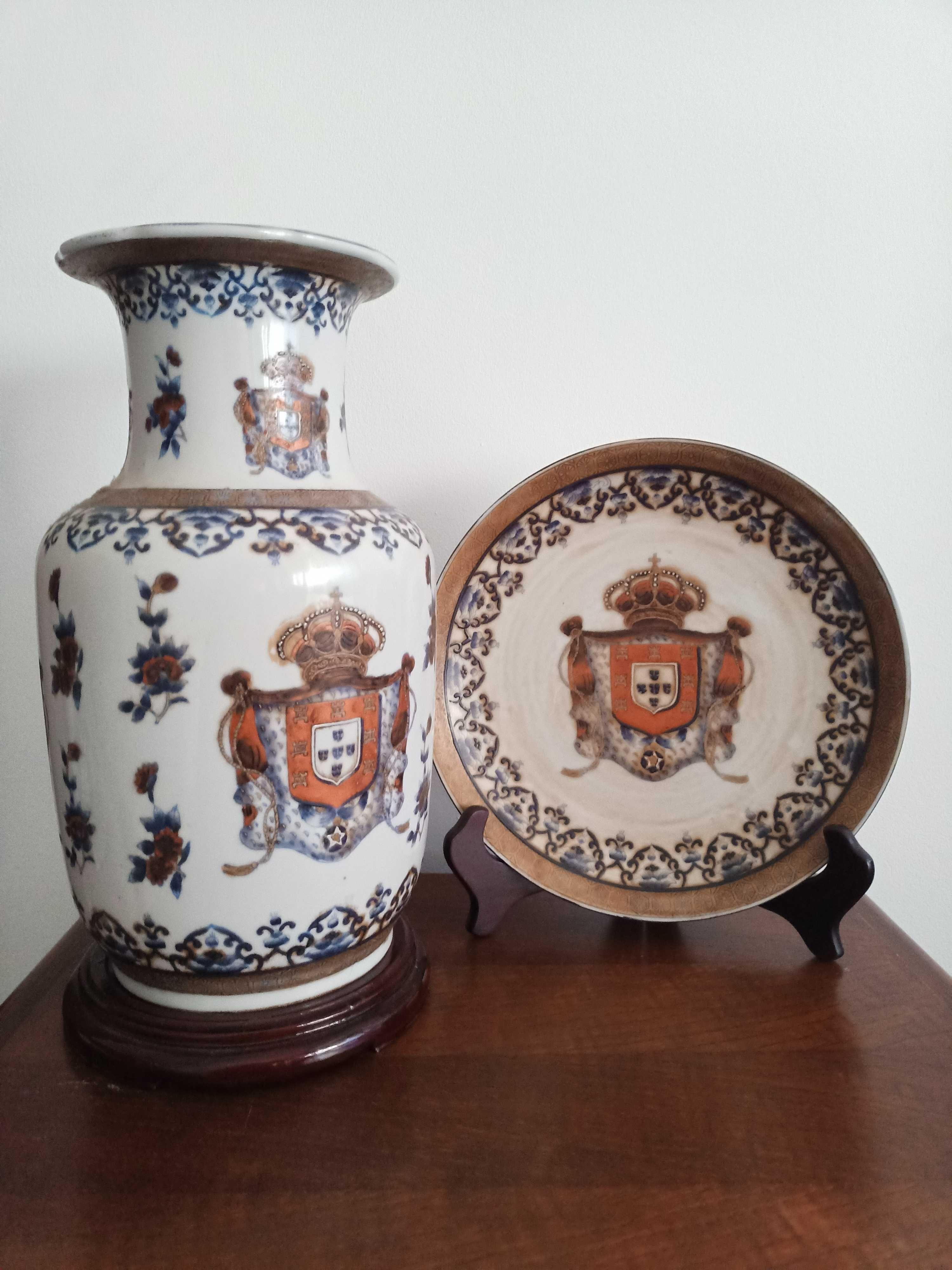 Pote e prato decorativos em porcelana