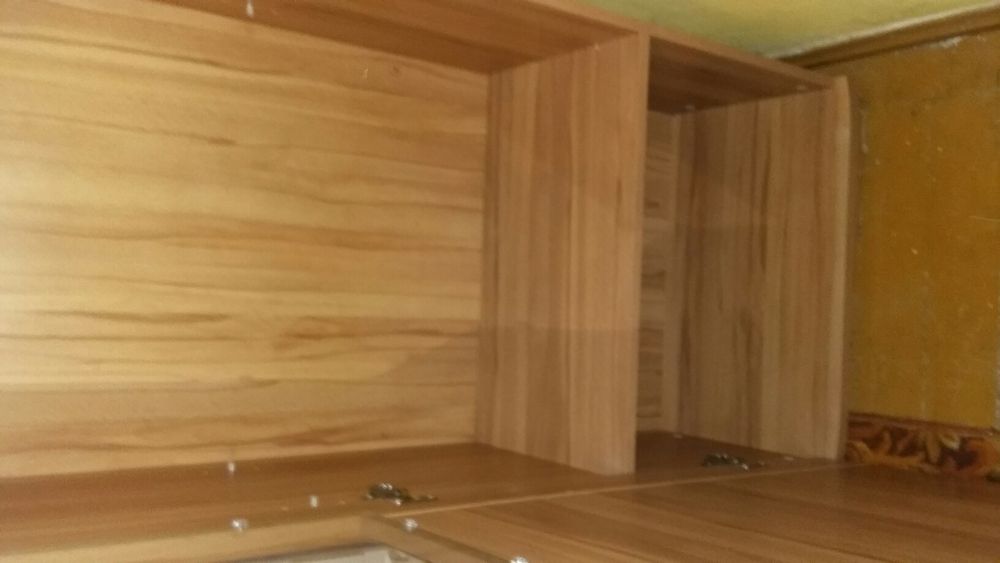 Witryna szklana z półkami