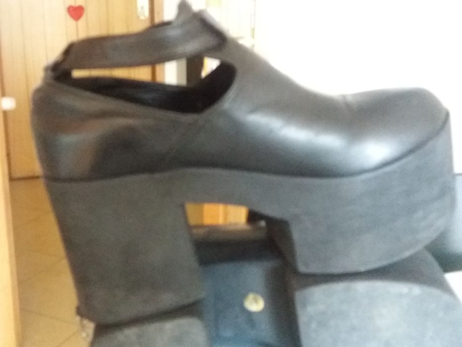 Sapatos de plataforma da prof