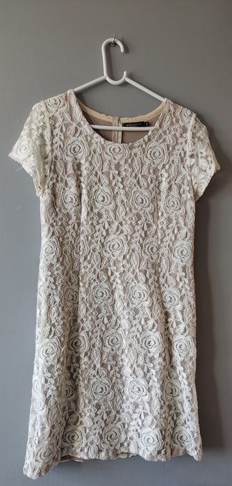 Beżowa sukienka z koronki