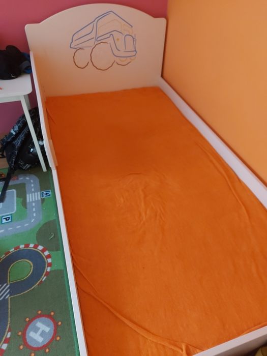Łóżko i szafa dla dziecka, bardzo solidne